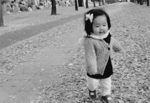 bebê de um ano e meio andando