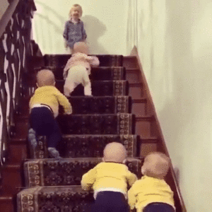 bebê de um ano e meio subindo escadas